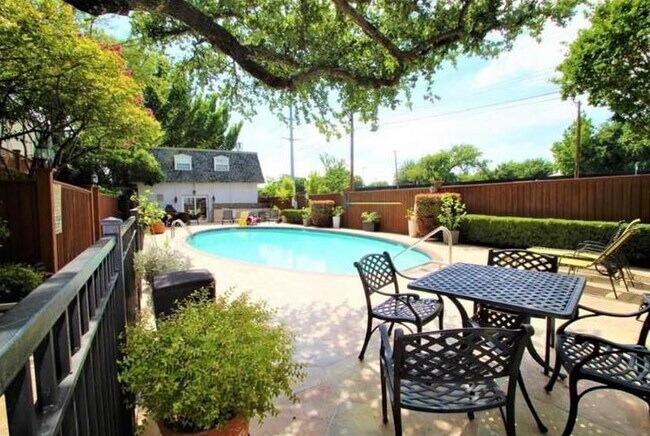 Building Photo - 7829 Royal Ln