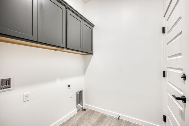 Building Photo - Beautiful East side House 4 bed-2.5 baths, part of The Overlook Casa Club that includes Swimming ...