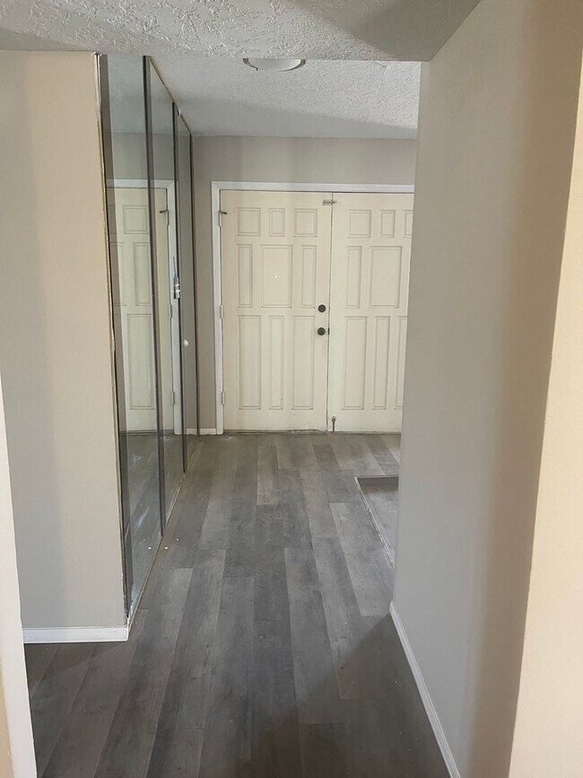 Building Photo - Charming 4-bedroom, 2-bathroom! Showings available NOW!