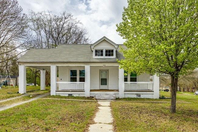 Building Photo - 2 Bedroom 1.5 bath All Brick Ranch in Rock...