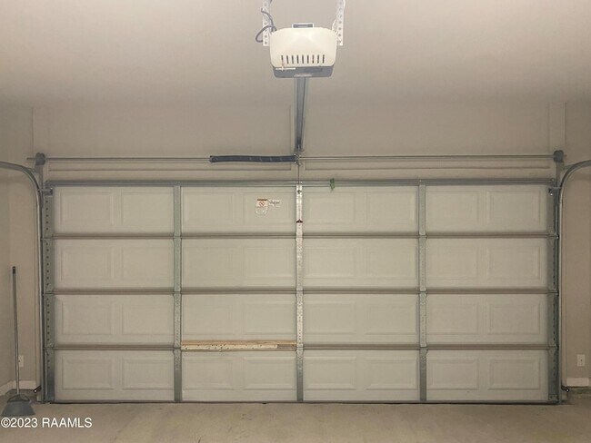 Building Photo - 204 Sparkling Meadows Ln