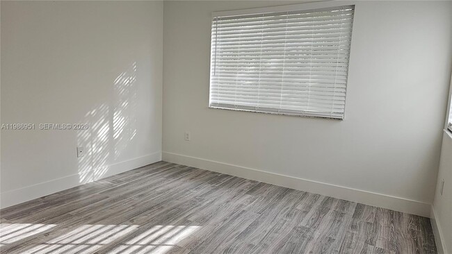 Building Photo - 8040 N Nob Hill Rd