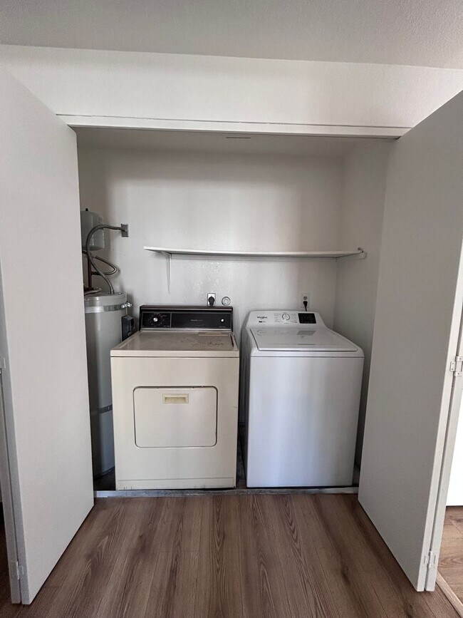 Building Photo - 2 Bed 1 Bath in heart of Bellingham Receive a $250 Amazon gift card upon move in!!