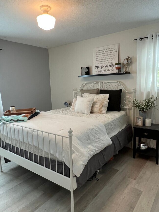 Building Photo - Updated Old Woodlands Plantation Home with Fenced Yard