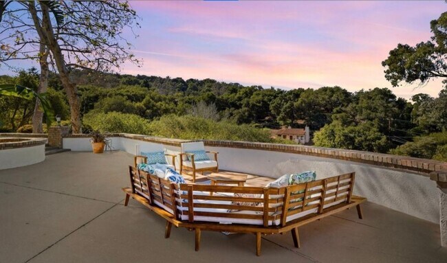 Building Photo - Classic Hope Ranch