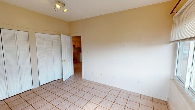 Building Photo - Light and bright 2 bedroom central location