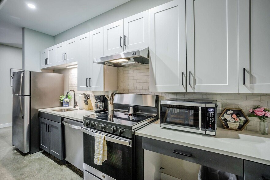 Building Photo - 205 W 4th St