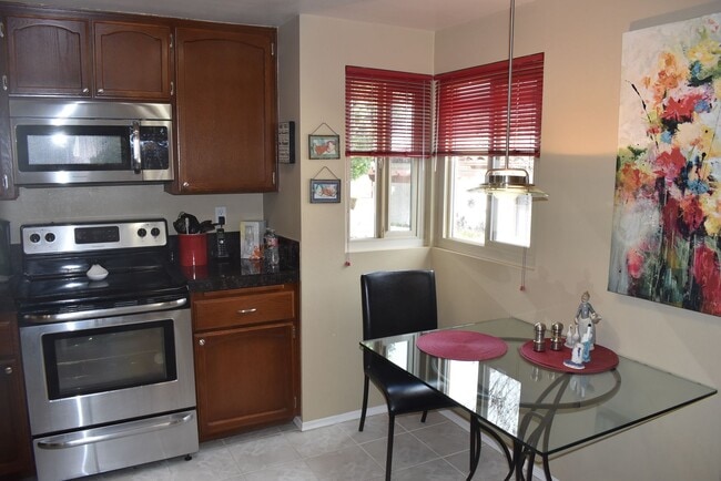 Building Photo - 2 Bedroom 2 Bath Single Story Golf Course ...