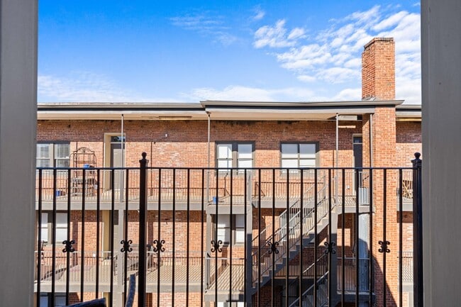 Building Photo - This luxurious townhouse on Cherry St.
