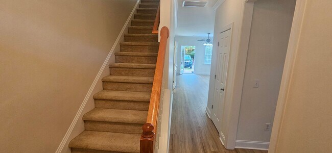 Building Photo - Darling 2br/2.5ba end unit townhome in Exc...