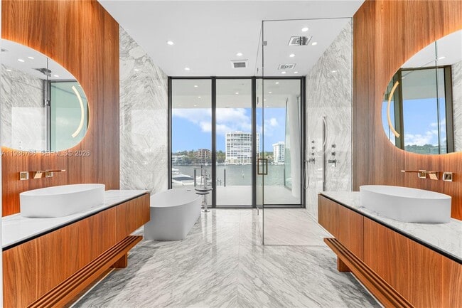 Building Photo - 5 Grove Isle Dr