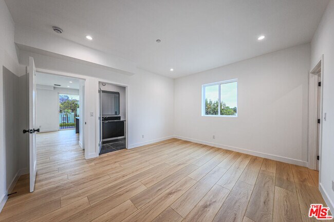 Building Photo - 1525 S Carmelina Ave