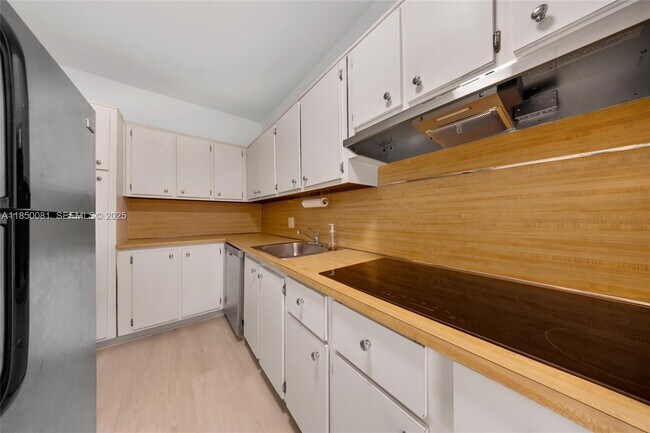 Building Photo - 1880 S Treasure Dr