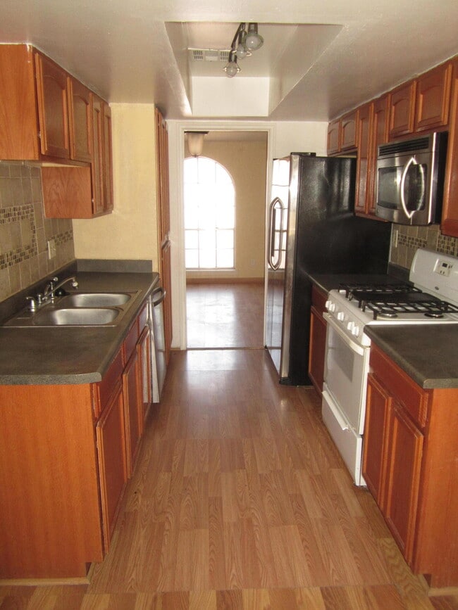 Building Photo - 6717 Southwind Dr