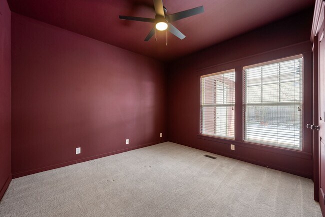 Building Photo - BEAUTIFUL CLIFTON HOME W/FENCED IN YARD AND FINISHED BASEMENT