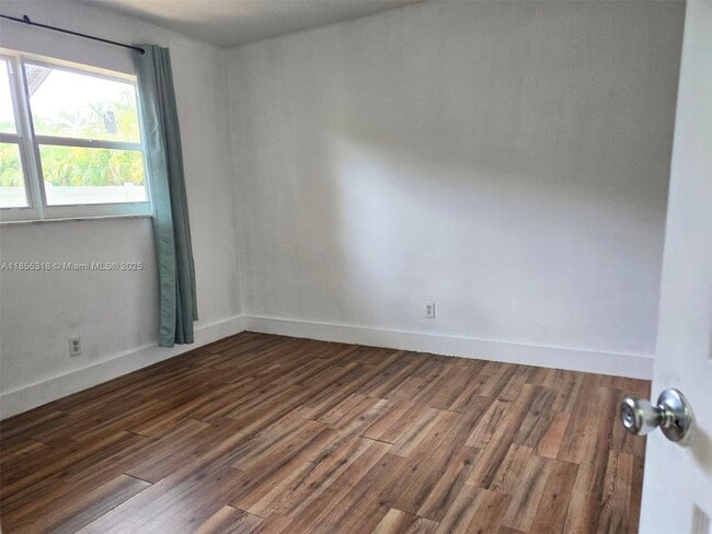 Building Photo - 4101 SW 54th Ct