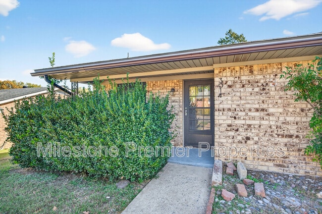 Building Photo - 3014 Jennifer Ave