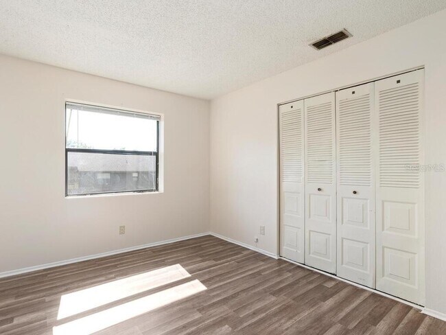 Building Photo - 533 E Curlew Pl