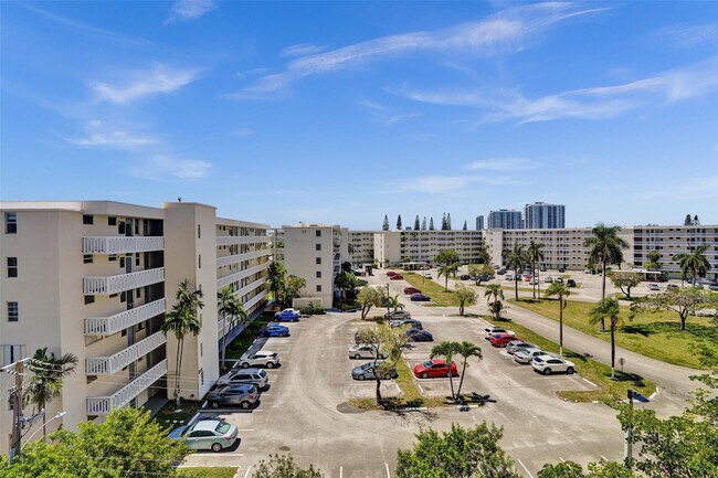 Building Photo - 18041 Biscayne Blvd