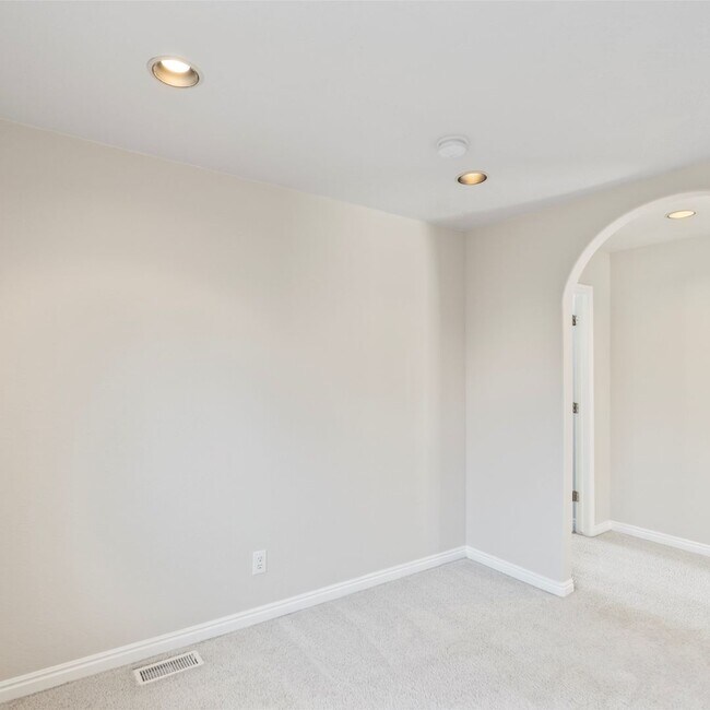 Building Photo - Large Murray 4 Bedroom Home