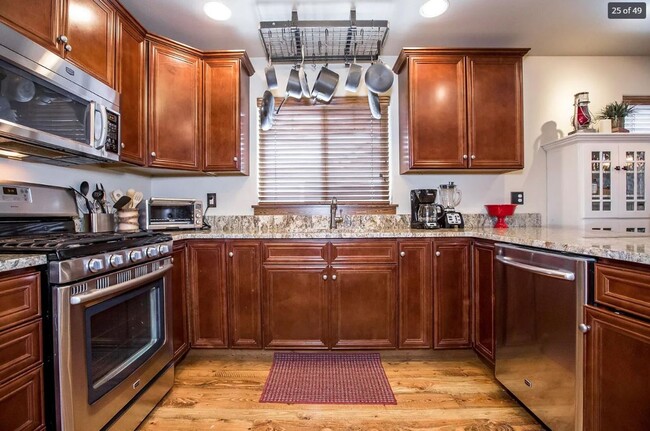 Building Photo - Beautiful Fully Furnished 4 Bed 3 Bath Home