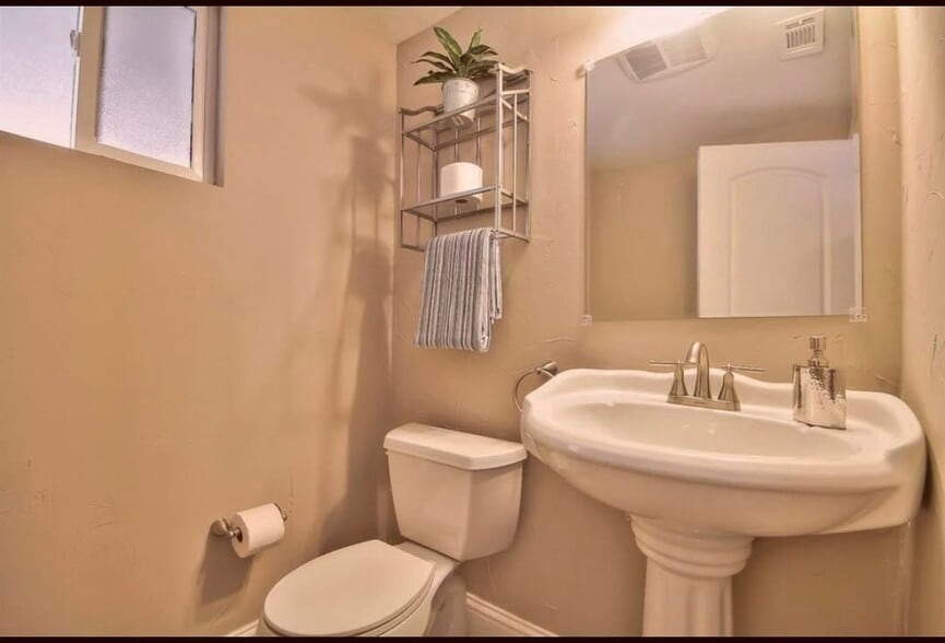 Half bath - 1912 E St
