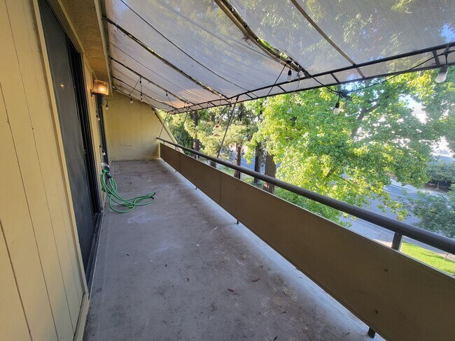 Building Photo - Stylish 2 Bed 1 Bath Midtown Apartment