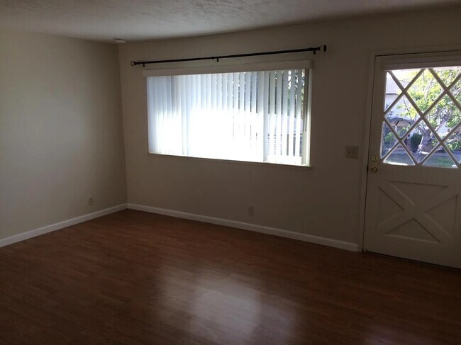 Building Photo - 10366 Greenwood Ct