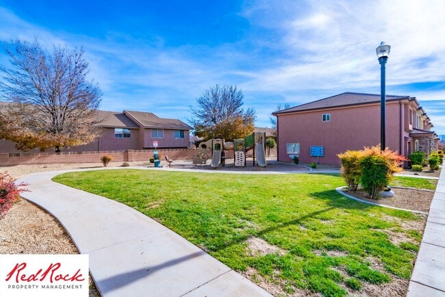 Building Photo - End Unit, DOG-FRIENDLY 3 Bedroom Townhome ...