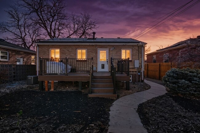 Building Photo - Available NOW! 3 Bedroom 2 Bath Beautiful Home in Sunny Side!