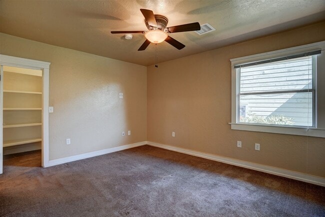 Building Photo - Home and Office potential!