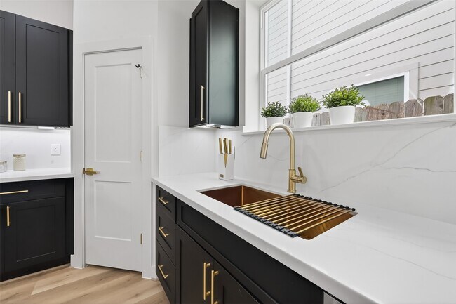 Building Photo - 975 Highland Lgt Ln