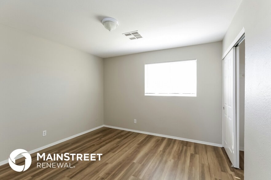 Building Photo - 2932 N 46th Ave