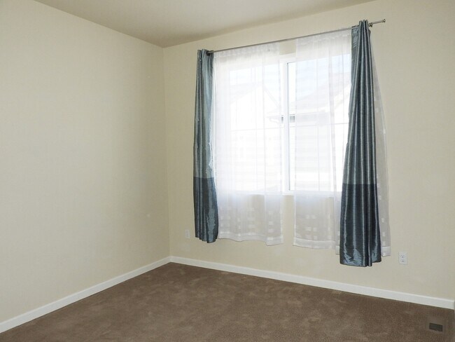Building Photo - Central Park Town Home for Rent!