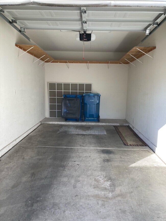 Building Photo - 1900 N Torrey Pines Dr