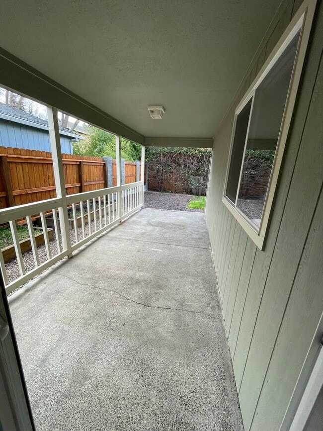 Building Photo - Spacious 3 bedroom, 2 bathroom home- CENTRAL POINT!