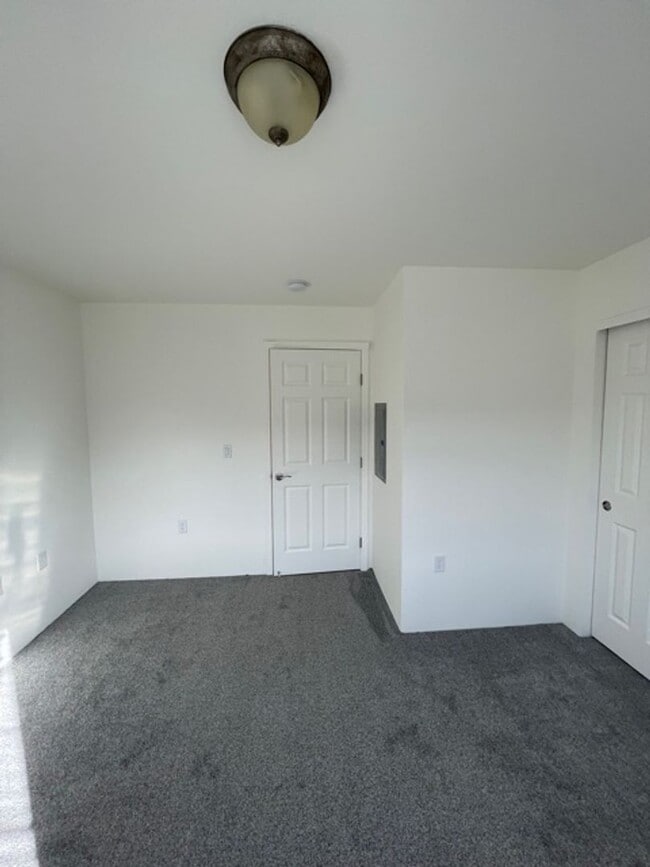 Building Photo - 2 STORY DUPLEX IN THE HEART OF PHOENIX OREGON