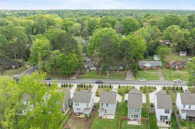 Building Photo - 2821 Shamrock Dr