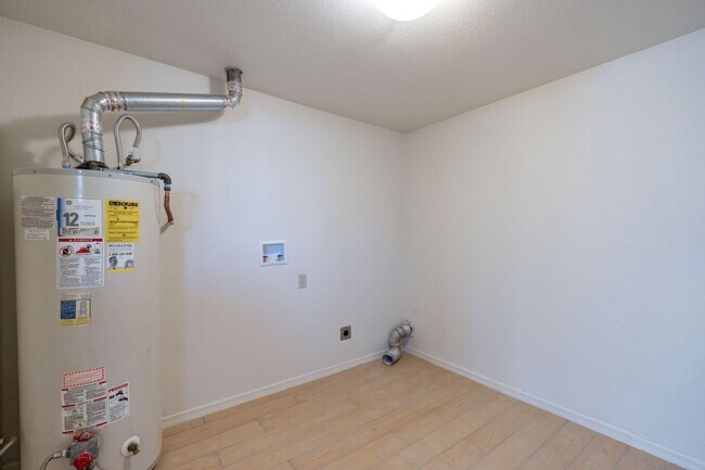 Building Photo - 3 bed/2bath home with large backyard.