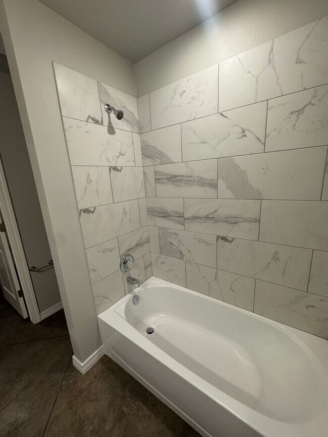 Building Photo - 3/2/1 Fabulous new build 2025 1/2 off special 1st month's rent