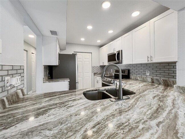 Building Photo - 2482 Lakeway Branch Dr