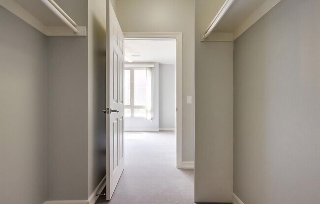 Building Photo - Beautiful & Spacious 2BD/2BA Condo - Central A/C & Heat, Washer/Dryer - Underground Parking - Gat...