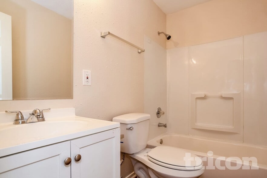 Building Photo - 15811 Kenbriar Dr