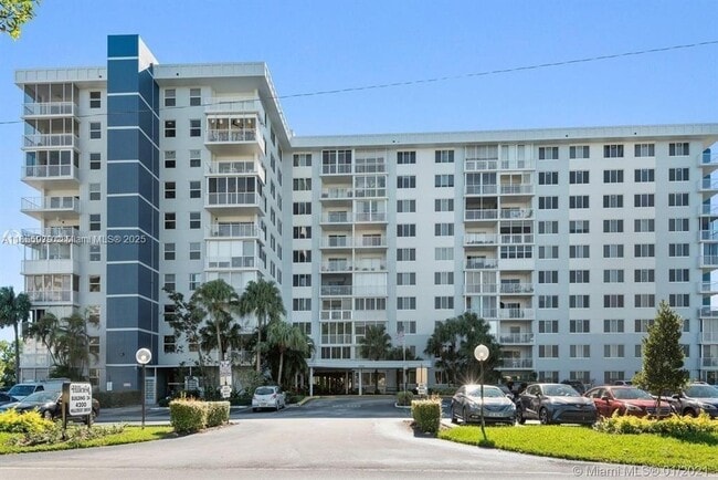 Building Photo - 4200 Hillcrest Dr