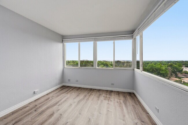 Building Photo - $1,095.95, 1 bed, 1 bath, located in Denver with a gorgeous sunroom