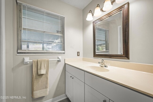 Building Photo - 2726 Winrock Dr W