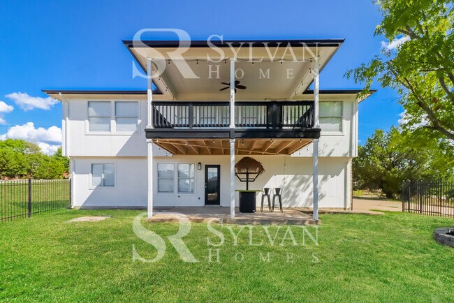 Building Photo - Your dream home awaits!
