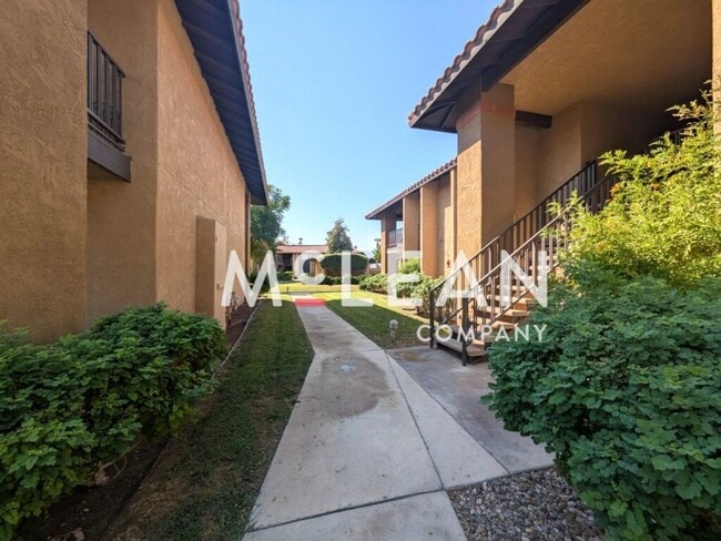 Building Photo - Stylish 2-Bedroom Condo with Stunning View...