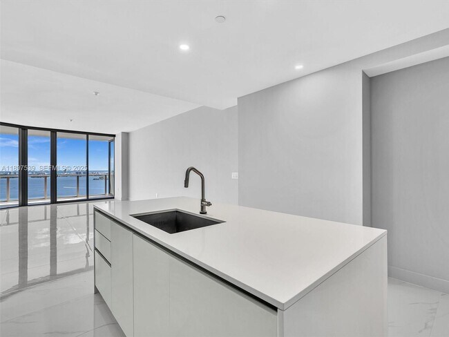 Building Photo - 700 NE 24th St