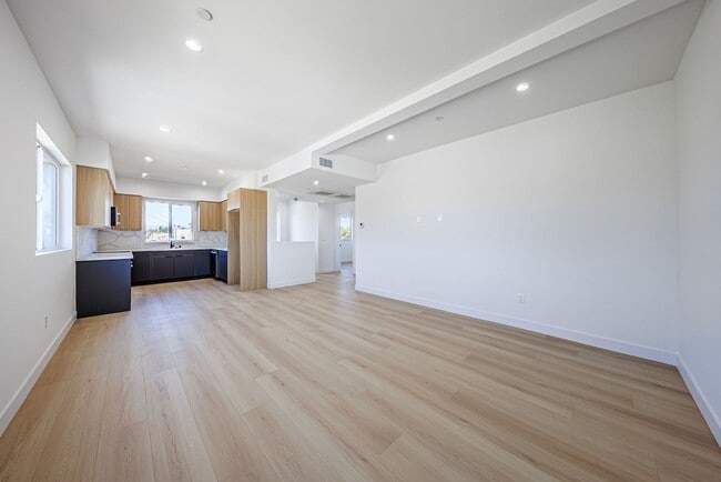 Building Photo - 2847 S Victoria Ave